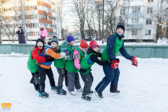 Весёлые эстафеты на коньках прошли в Калининском районе