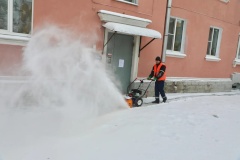 Виктор Борщев проверил уборку дворов и крыш от снега и наледи в Красногвардейском районе