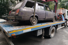 Дворы и улицы Калининского района продолжают очищать от бесхозных автомобилей