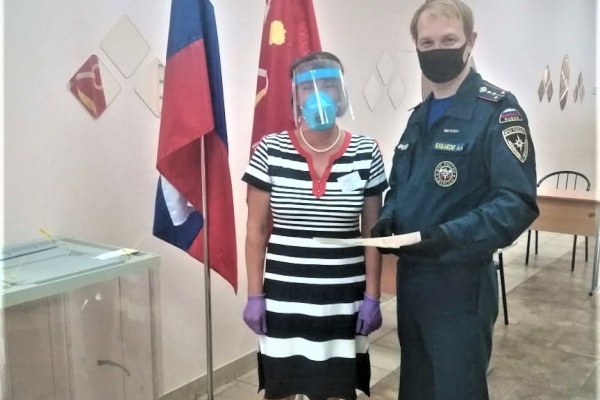 Сотрудники МЧС дежурят на участках для голосования в Кировском районе Санкт‑Петербурга