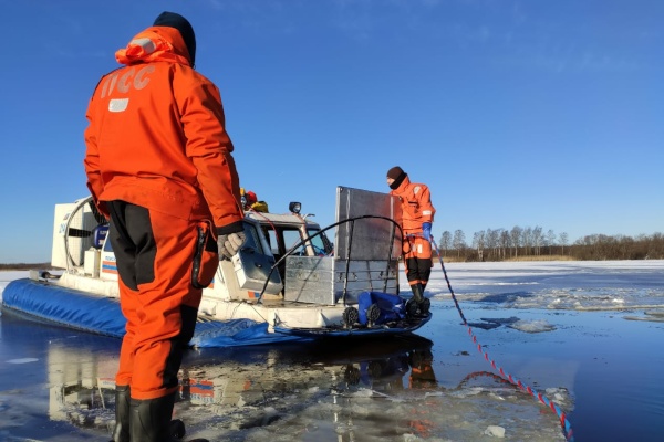 Поиски провалившейся под лед девочки на Лахтинском разливе приостановлены