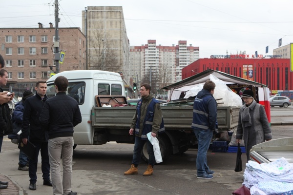 В Невском районе освободили земельный участок, где осуществлялась незаконная предпринимательская деятельность