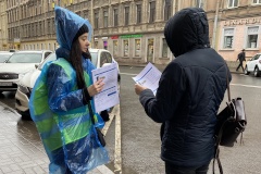 Волонтеры помогают автомобилистам правильно парковаться в платной зоне