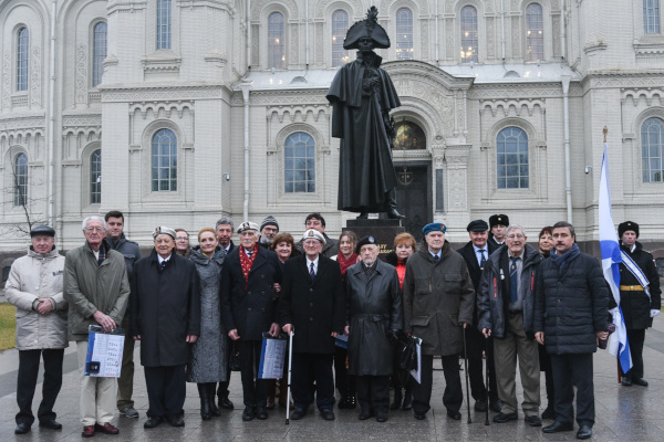 Кронштадт посетили ветераны из Великобритании и США,учавствовашие в Полярных конвоях  Второй мировой войны проходивших из Великобритании и США в северные порты СССР .