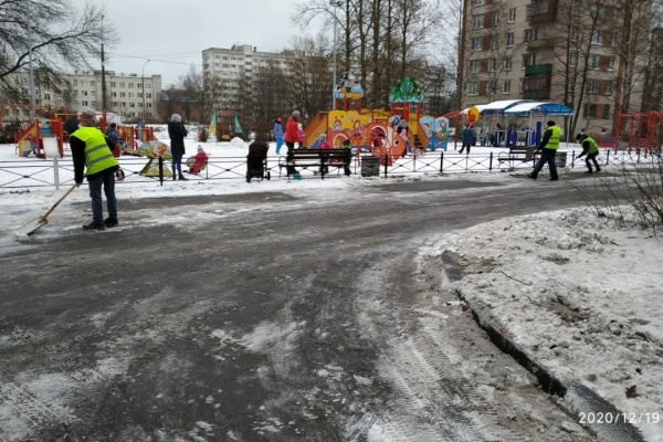 В Кировском районе продолжается уборка снега