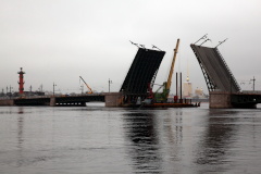 Сооружение временной опоры Дворцового моста