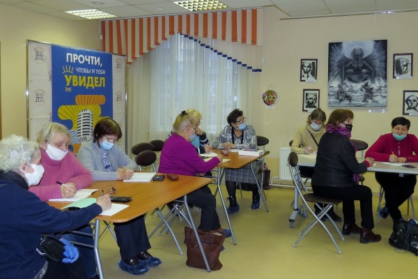 В библиотеке №14 «Библиотечно-информационный центр «Интеллект» состоялся старт пятого сезона обучающего курса «Смартфоны– это просто!»