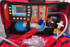 В Петродворцовом районе тестируют новые портативные аппараты ИВЛ для скорой помощи