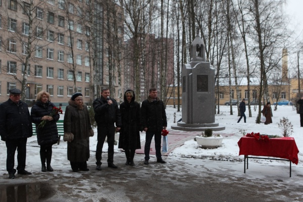 Память защитников и жителей блокадного Ленинграда почтили митингом у стелы «Воинам-освободителям на все времена»