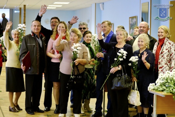 Стрельнинские бабушки и дедушки принимали поздравления