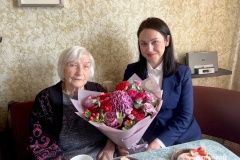 Глава Центрального района Федорова Елена Владимировна поздравила с вековым юбилеем - Надежду Тимофеевну Соболь