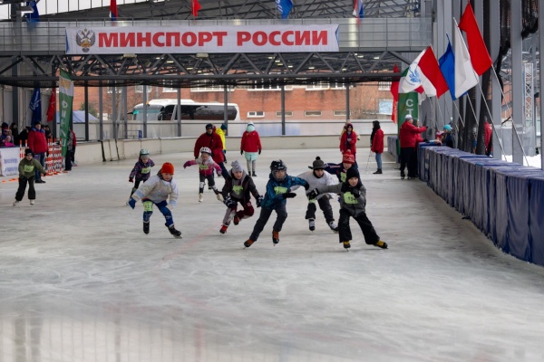 Более 1000 человек пришли на соревнования «Лед надежды нашей-2020»