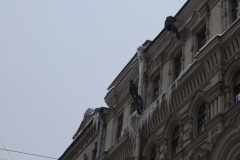 На Невском зачищают кровли 