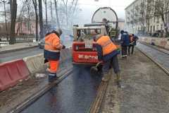 Дорожники приступили к укладке литой асфальтобетонной смеси на ул. Савушкина в зоне трамвайных путей