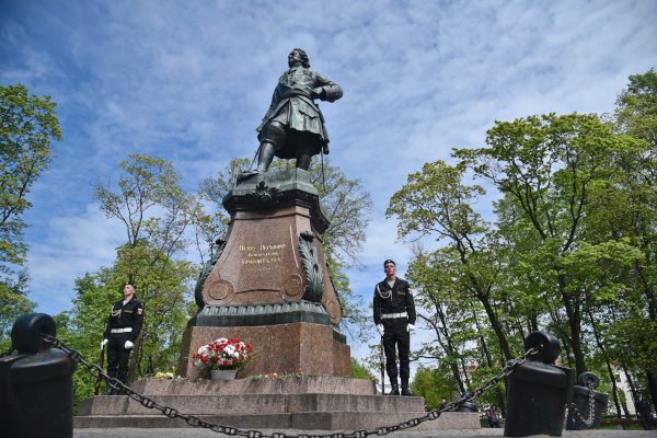 Торжественная церемония возложения цветов к памятнику Петру Первому, посвященная 312-ой годовщине основания Кронштадта