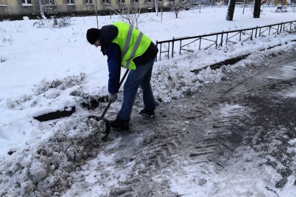 895 дворников убирают снег в районе