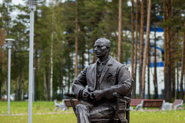 Памятник Игорю Стравинскому "переехал" к новому зданию детской школы искусств в Ломоносове