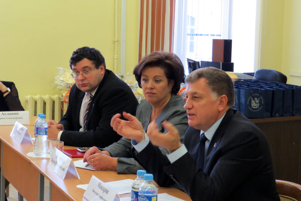 2 октября – Учителя математики встретились со спикером ЗакСа Вячеславом Макаровым 