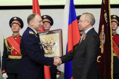 Александр Беглов передал коллективу Петербургского метрополитена Почётный знак РФ «За успехи в труде», присуждённый Указом Президента