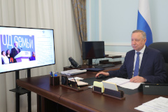 Александр Беглов: В Петербурге увеличили премии многодетным родителям за заслуги в воспитании детей