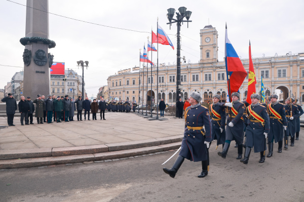 Возложение цветов к обелиску «Городу-герою Ленинграду» на Площади Восстания