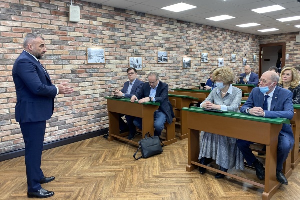 Ирина Потехина проверяет как реализуются гранты, выданные школам Санкт‑Петербурга