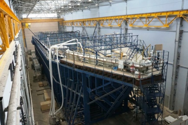 На Средне-Невском судостроительном заводе началась укладка композитной ткани в матрицу  корабля противоминной обороны