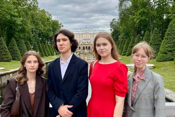 Выпускников Петроградского района наградили медалями за успехи в учёбе на традиционном Балу медалистов