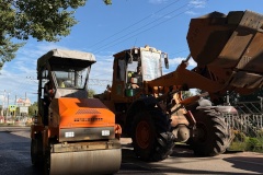 При устранении дефектов дорожных покрытий делается акцент на участки с высокой пешеходной или транспортной нагрузкой