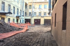 В КГИОП состоялось совещание по вопросу сохранения булыжного мощения во дворе дома Семёнова на Римского-Корсакова, 39