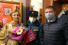 Ветеранов Колпинского района поздравили пожарные