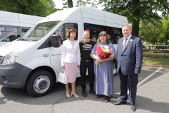 Многодетным семьям Калининского района подарили микроавтобусы