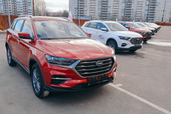 Передача ветеранам СВО из Северо-Западного федерального округа ключи от автомобилей с ручным управлением