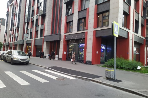 Переход без препятствий! На 120 адресах Петербурга в 2025 году будет занижен бордюрный камень