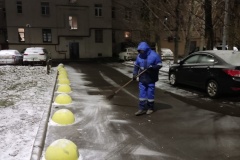 Коммунальные службы убирают район от снега