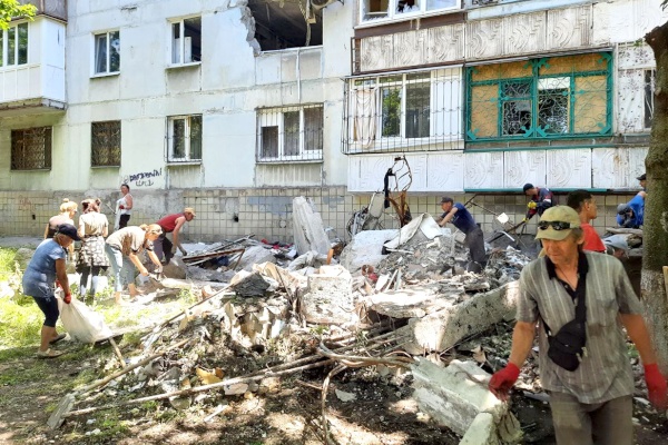 В Мариуполе продолжаются работы по расчистке города