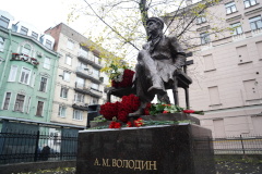 В Петербурге открыли памятник драматургу Александру Володину
