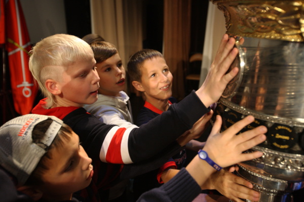 Нападающий СКА Александр Барабанов привез в Петергоф Кубок Гагарина