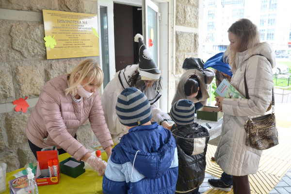 В Кировском районе прошла уличная акция «Занимательное путешествие в мир знаний»