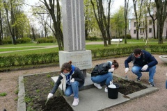 Молодежный совет Приморского района приводит в порядок памятные места района