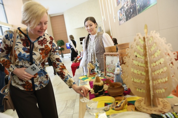 Представители Республики Саха (Якутия) продемонстрировали предметы быта своего народа на выставке перед отчетом главы администрации
