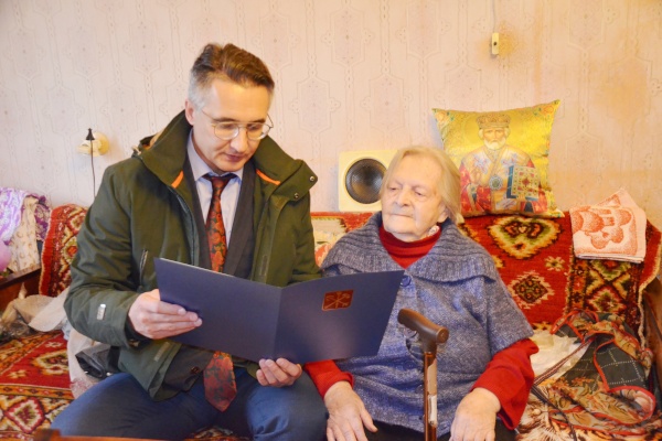 102-х летнюю женщину поздравила администрация района