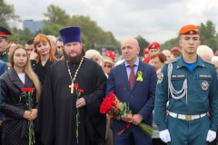 Во Фрунзенском районе прошла траурная церемония возложения цветов к монументу Героическим защитникам Ленинграда на площади Победы