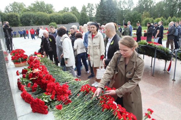 Возложение цветов в память жертв блокады Ленинграда
