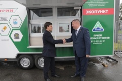 В Калининском открыли первый в районе экопункт по приему опасных отходов.