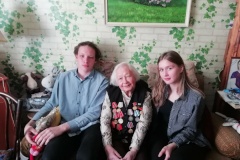 Волонтеры Победы поздравили с 94-летием Галину Гончукову