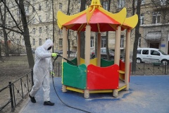 В районе дезинфицируют детские площадки