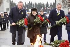 В честь 80-й годовщины полного освобождения Ленинграда от фашистской блокады на Пискаревском кладбище возложены цветы и венки