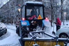 Московский район продолжает переход на новую систему уборки дворов