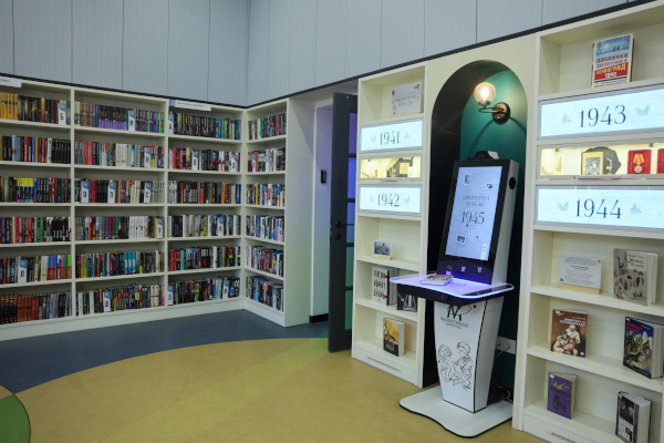 Александр Беглов посетил Малоохтинскую библиотеку в ходе рабочего объезда Красногвардейского района